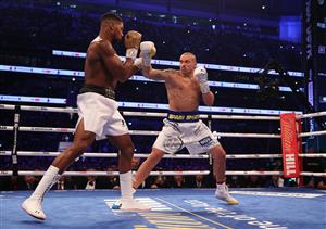 LONDON, ENGLAND - SEPTEMBER 25: Anthony Joshua looks on as Oleksandr Usyk punches during the Heavyweight Title Fight between Anthony Joshua and Oleksandr Usyk at Tottenham Hotspur Stadium on September 25, 2021 in London, England. (Getty Images)