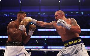 LONDON, ENGLAND - SEPTEMBER 25: Oleksandr Usyk punches as Anthony Joshua ducks during the Heavyweight Title Fight between Anthony Joshua and Oleksandr Usyk at Tottenham Hotspur Stadium on September 25, 2021 in London, England. (Getty Images)