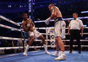 LONDON, ENGLAND - SEPTEMBER 25: Oleksandr Usyk punches as Anthony Joshua ducks during the Heavyweight Title Fight between Anthony Joshua and Oleksandr Usyk at Tottenham Hotspur Stadium on September 25, 2021 in London, England. (Getty Images)
