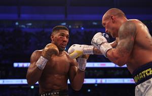 LONDON, ENGLAND - SEPTEMBER 25: Oleksandr Usyk punches as Anthony Joshua ducks during the Heavyweight Title Fight between Anthony Joshua and Oleksandr Usyk at Tottenham Hotspur Stadium on September 25, 2021 in London, England. (Getty Images)